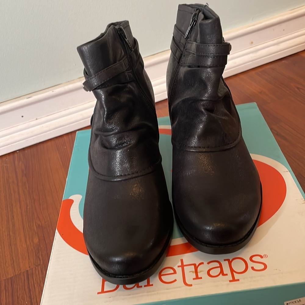 Black size 9 Baretraps ankle boots.